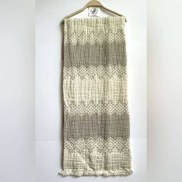 🎁Piscatextil Throw Blanket - Reversible Oatmeal and Taupe with Staggered Drops - Picture 2 of 7
